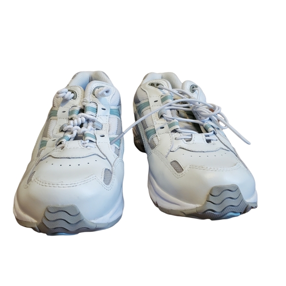 NEW Vionic Walker Classic Leather Sneaker - Picture 2 of 9